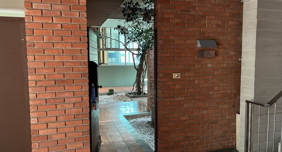 For rent 3 bedrooms apartment in Khlong Toei, Bangkok