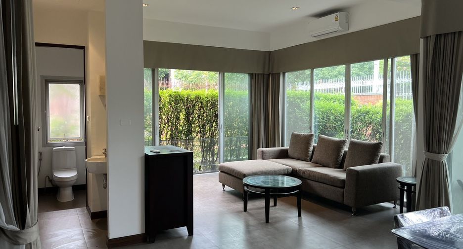 For rent 3 bedrooms apartment in Khlong Toei, Bangkok