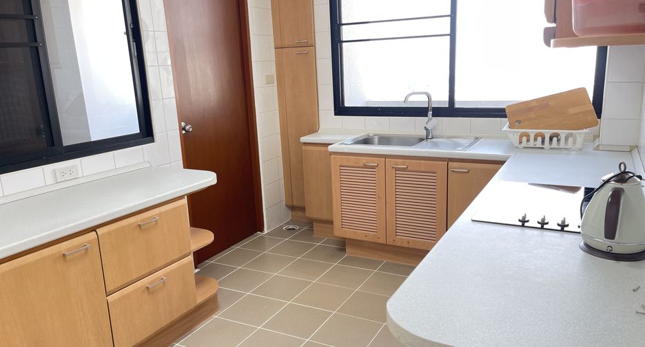 Condo en alquiler de 3 habitaciones en Watthana, Bangkok