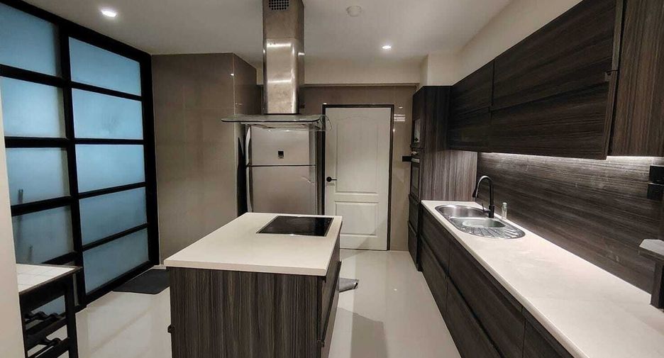 À louer 3 chambres condo à Yan Nawa, Bangkok