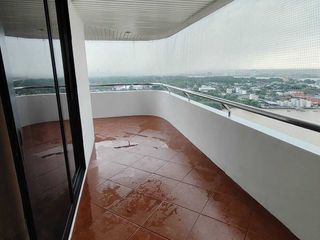 For rent 3 bedrooms condo in Yan Nawa, Bangkok