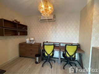 Condo en alquiler de 2 habitaciones en Huai Khwang, Bangkok