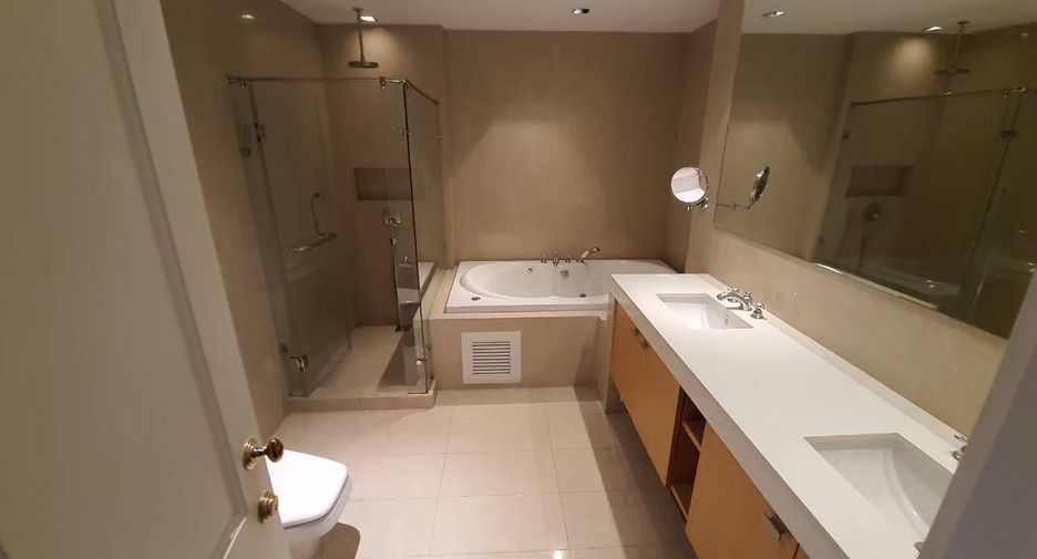 For rent 3 bedrooms condo in Pathum Wan, Bangkok