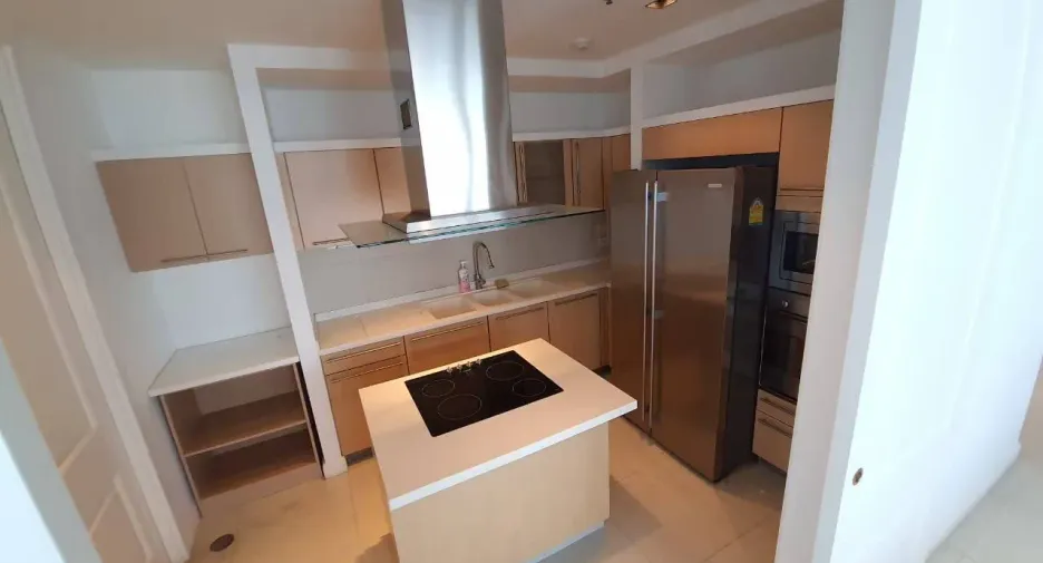 For rent 3 bedrooms condo in Pathum Wan, Bangkok