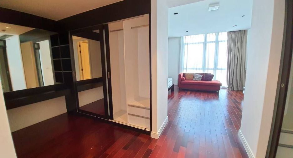 For rent 3 bedrooms condo in Pathum Wan, Bangkok