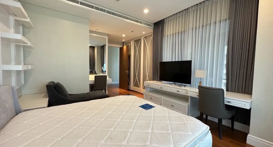 For rent 3 bedrooms condo in Khlong Toei, Bangkok