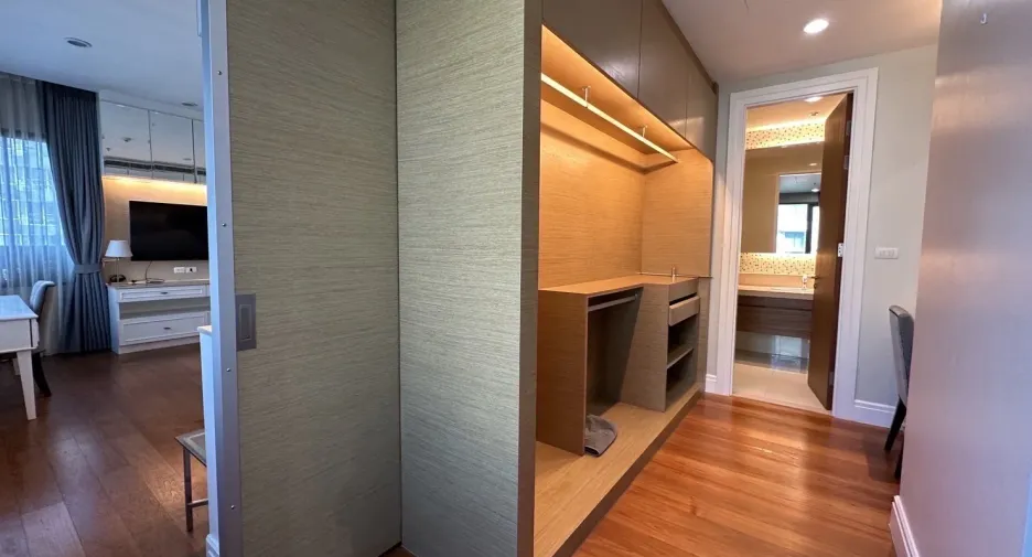 For rent 3 bedrooms condo in Khlong Toei, Bangkok
