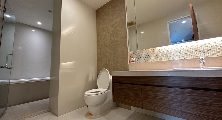 For rent 3 bedrooms condo in Khlong Toei, Bangkok