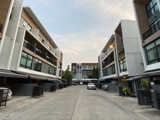 Casa adosada en alquiler de 3 habitaciones en Lat Phrao, Bangkok