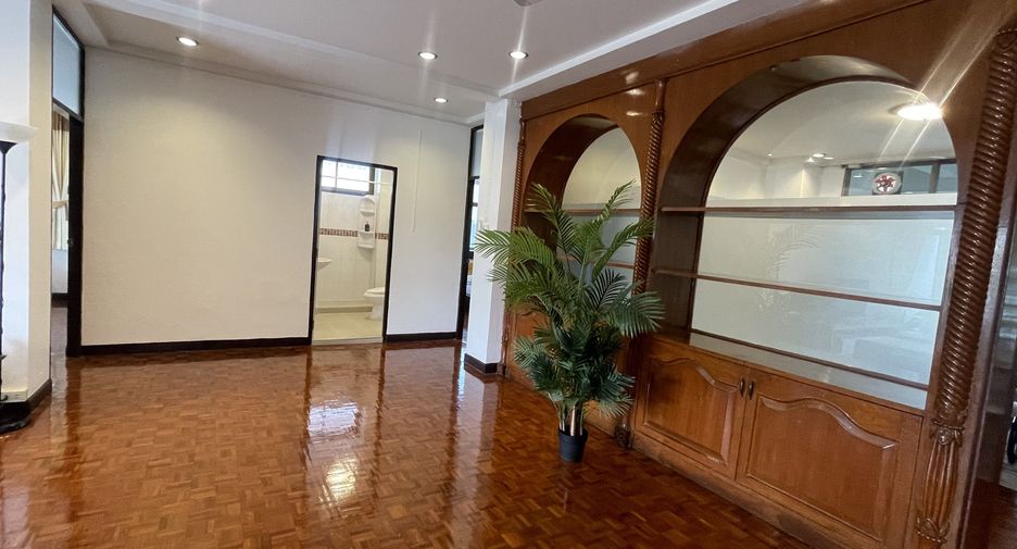 For rent 3 bedrooms condo in Watthana, Bangkok