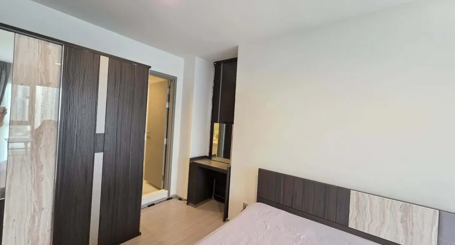 For rent 2 bedrooms condo in Huai Khwang, Bangkok