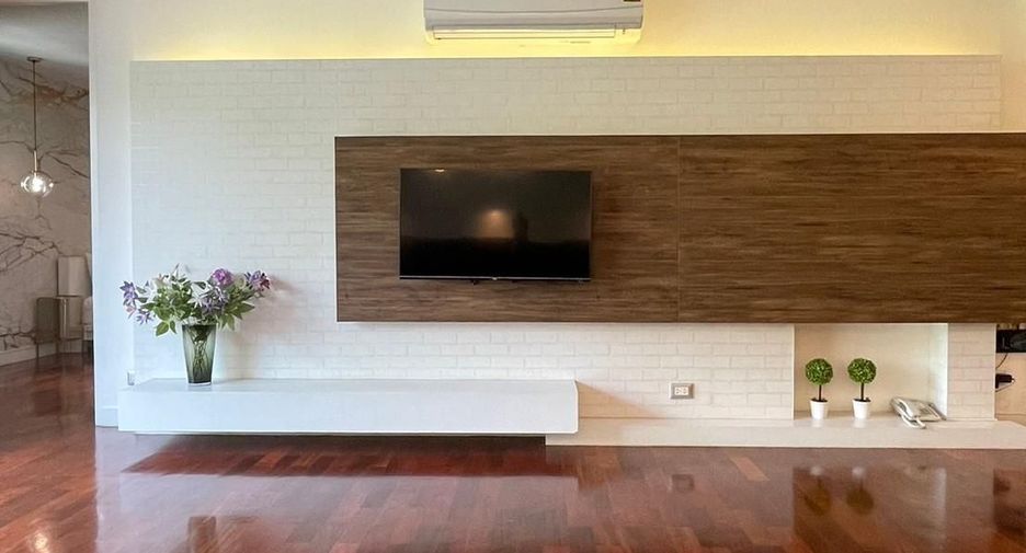 For rent 2 bedrooms condo in Pathum Wan, Bangkok
