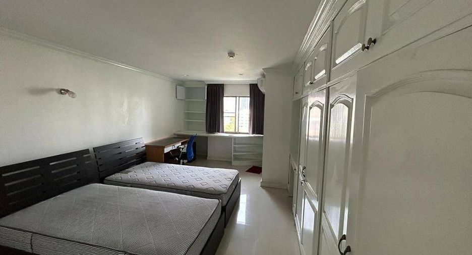 For rent 3 bedrooms condo in Khlong Toei, Bangkok