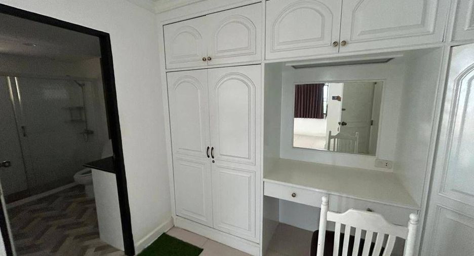For rent 3 bedrooms condo in Khlong Toei, Bangkok