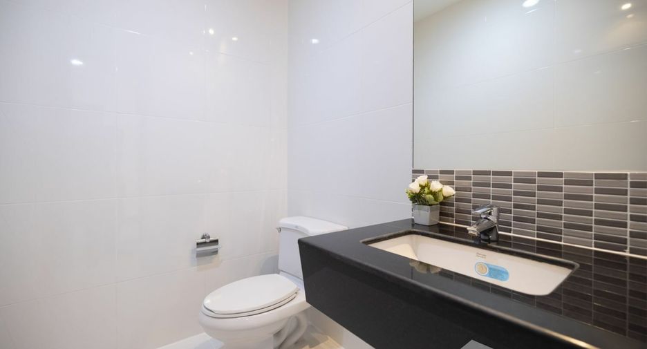 For rent 3 bedrooms apartment in Khlong Toei, Bangkok