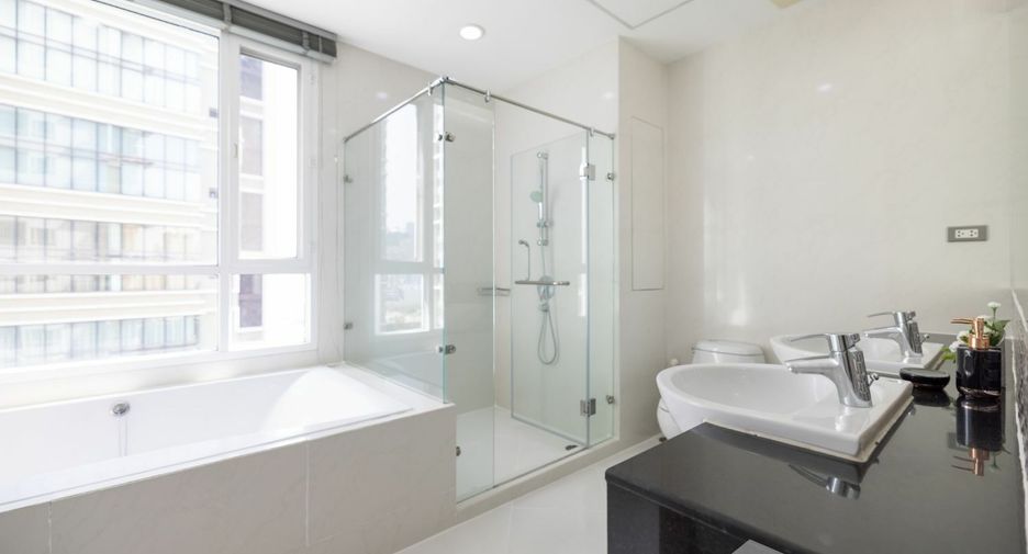 For rent 3 bedrooms apartment in Khlong Toei, Bangkok