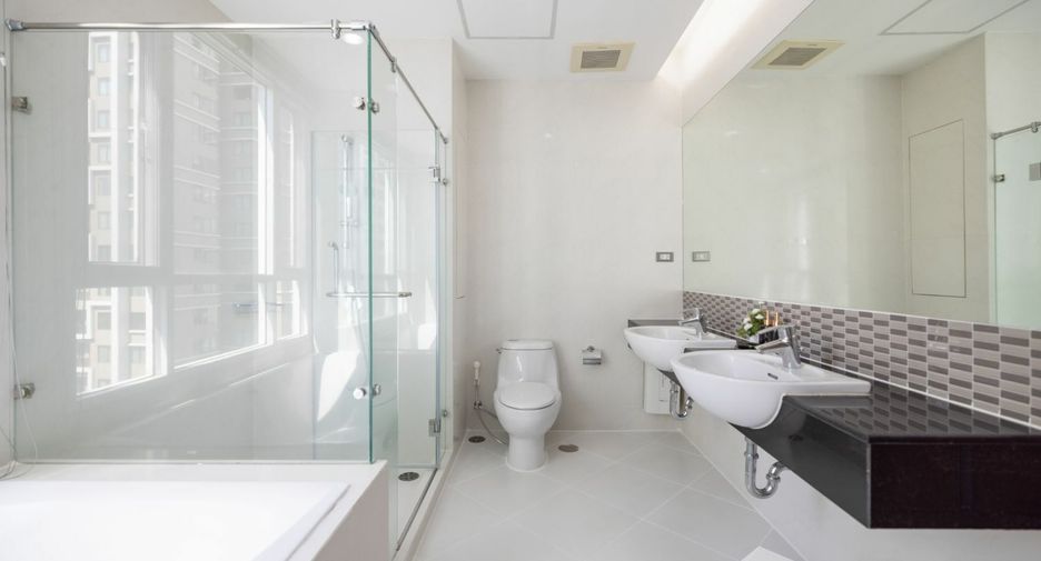 For rent 3 bedrooms apartment in Khlong Toei, Bangkok