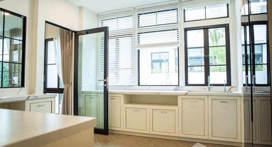 For rent 4 bedrooms house in Saphan Sung, Bangkok
