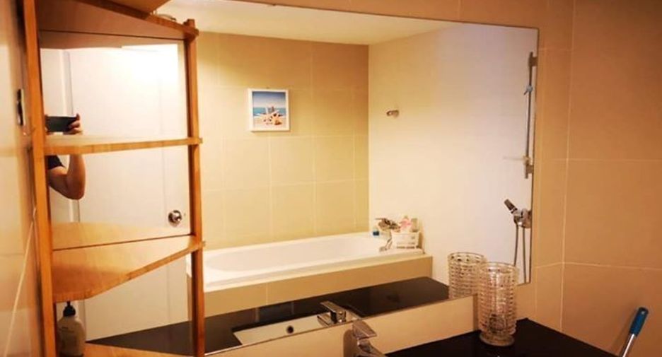 For rent 2 bedrooms condo in Huai Khwang, Bangkok