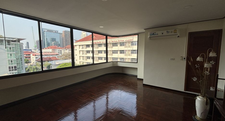 For rent 3 bedrooms apartment in Watthana, Bangkok