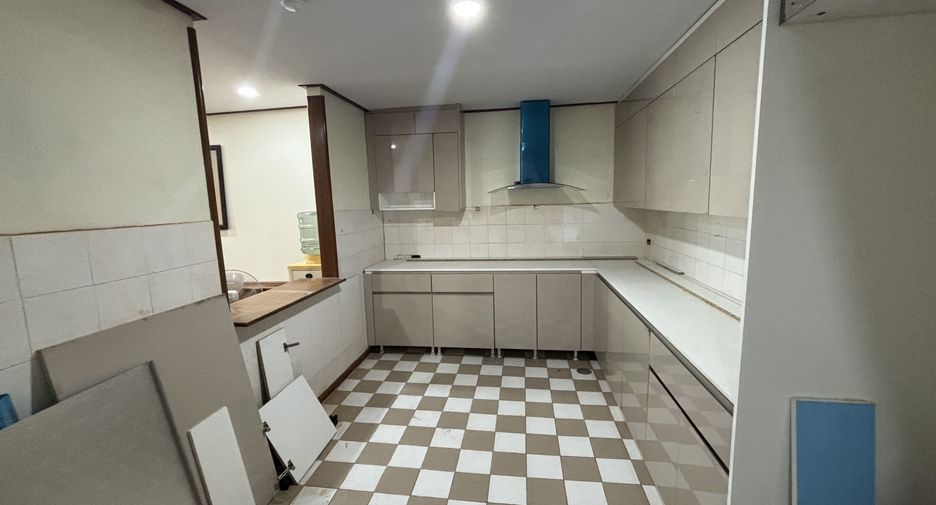 For rent 3 bedrooms apartment in Watthana, Bangkok