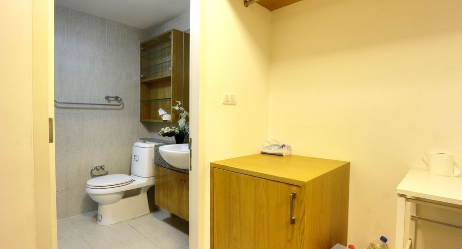 For rent 1 bed condo in Watthana, Bangkok