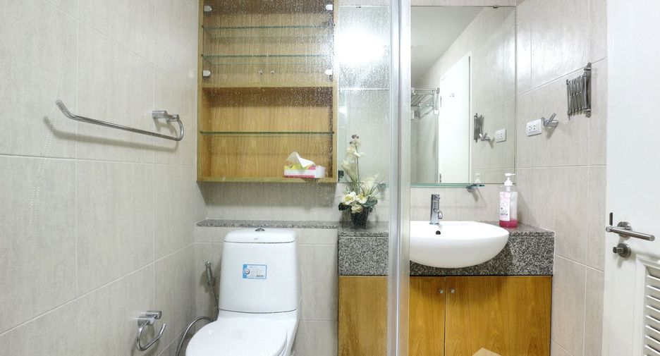 For rent 1 bed condo in Watthana, Bangkok