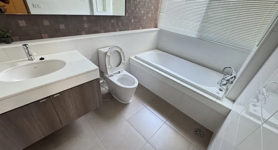For rent 2 bedrooms apartment in Khlong Toei, Bangkok