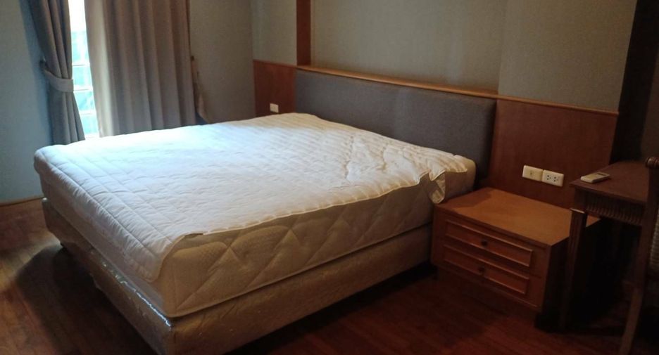 For rent 4 bedrooms townhouse in Watthana, Bangkok