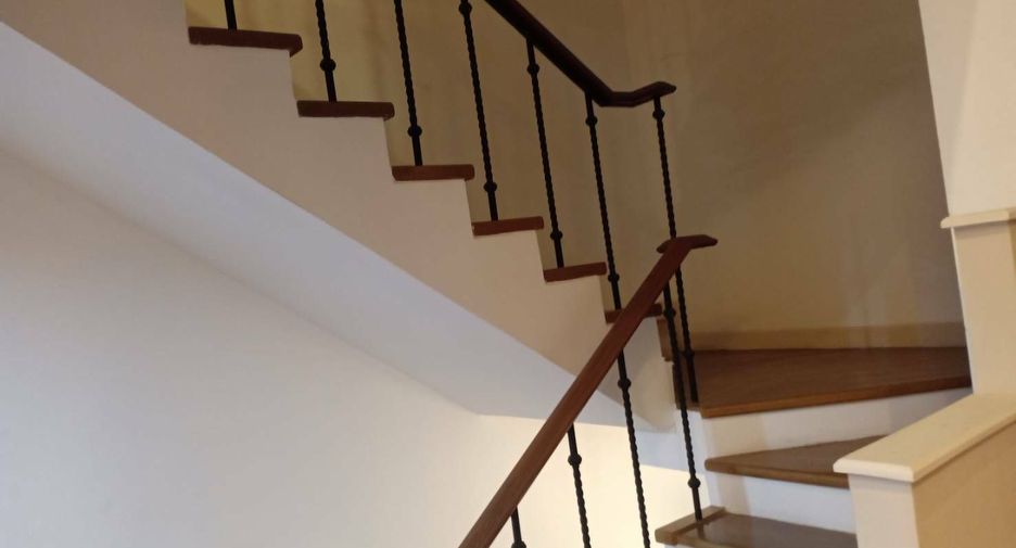 For rent 4 bedrooms townhouse in Watthana, Bangkok