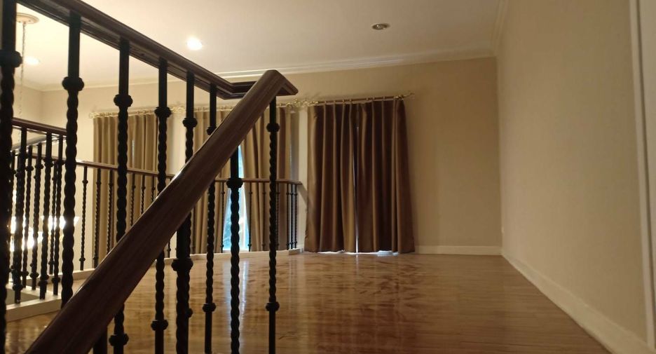 For rent 4 bedrooms townhouse in Watthana, Bangkok
