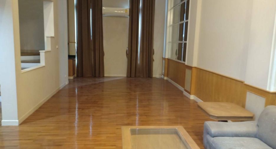 For rent 4 bedrooms townhouse in Watthana, Bangkok