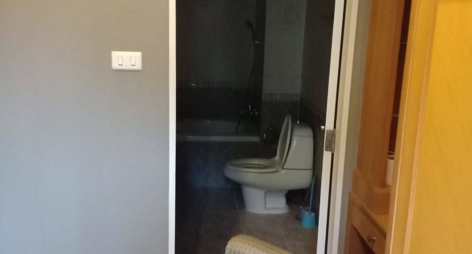 For rent 4 bedrooms townhouse in Watthana, Bangkok