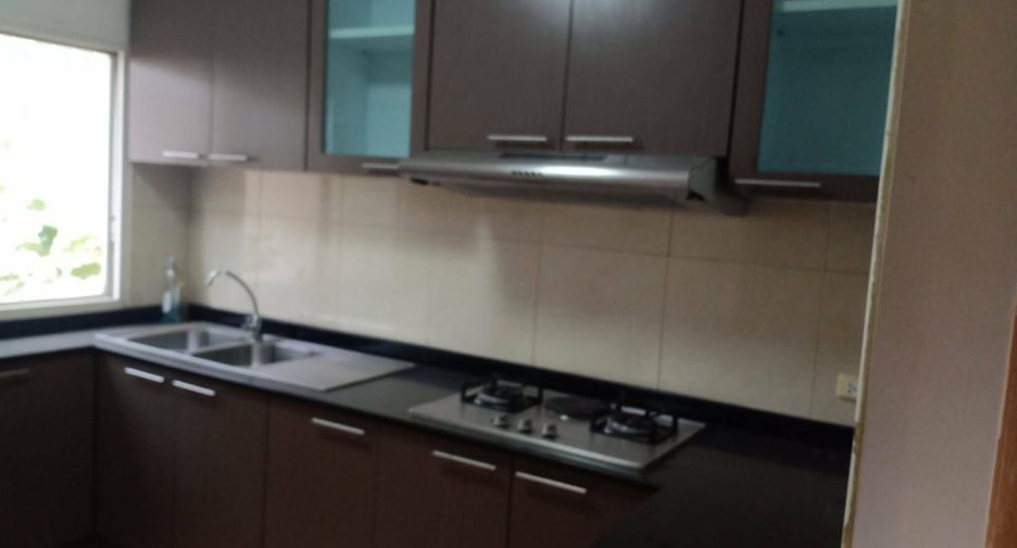 For rent 4 bedrooms townhouse in Watthana, Bangkok