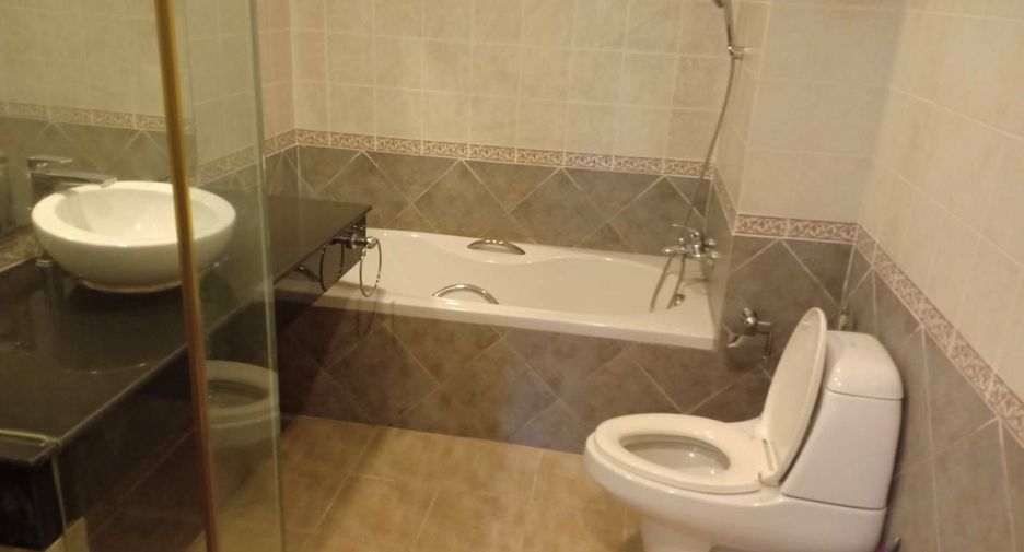 For rent 4 bedrooms townhouse in Watthana, Bangkok