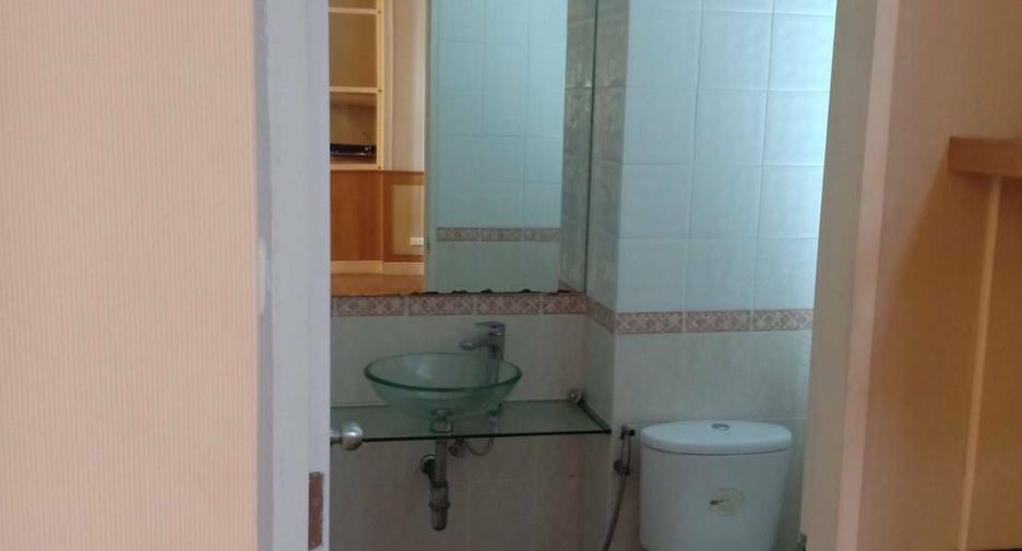 For rent 4 bedrooms townhouse in Watthana, Bangkok