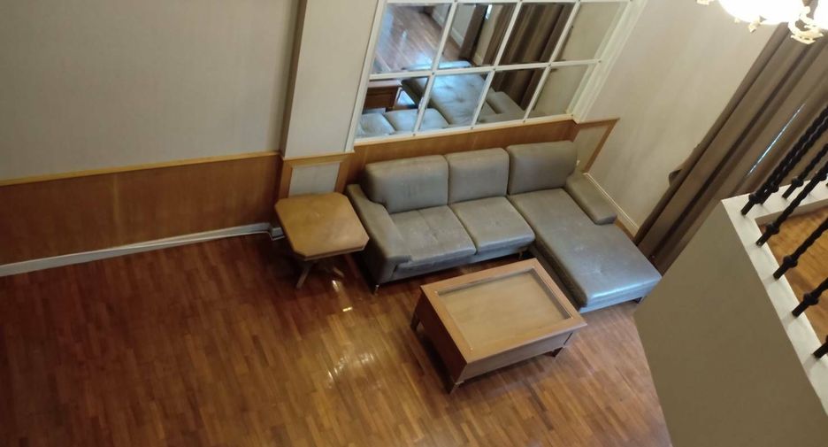 For rent 4 bedrooms townhouse in Watthana, Bangkok