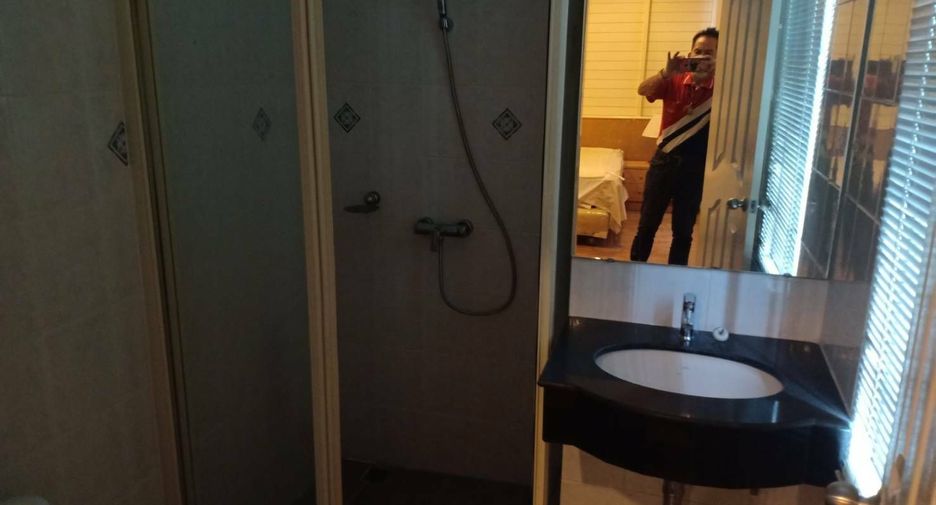 For rent 4 bedrooms townhouse in Watthana, Bangkok