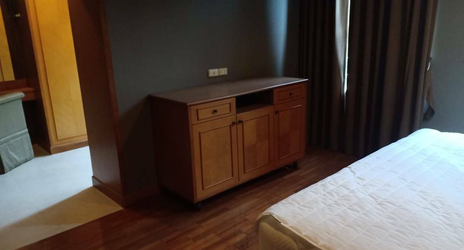 For rent 4 bedrooms townhouse in Watthana, Bangkok