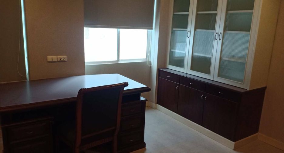 For rent 4 bedrooms townhouse in Watthana, Bangkok