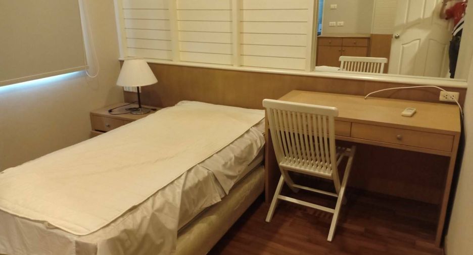 For rent 4 bedrooms townhouse in Watthana, Bangkok