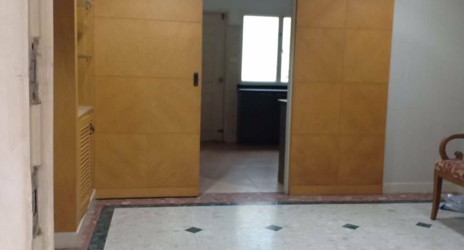 For rent 4 bedrooms townhouse in Watthana, Bangkok