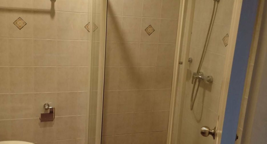 For rent 4 bedrooms townhouse in Watthana, Bangkok