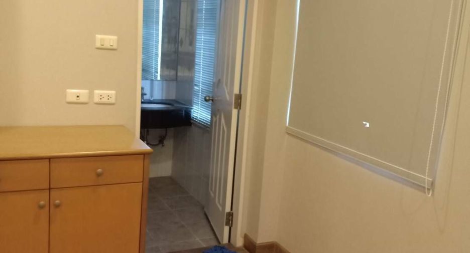 For rent 4 bedrooms townhouse in Watthana, Bangkok