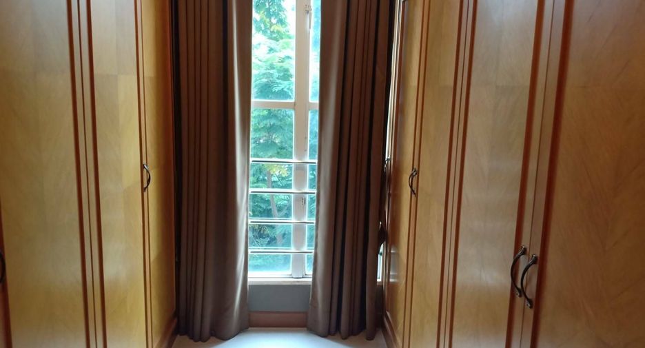 For rent 4 bedrooms townhouse in Watthana, Bangkok