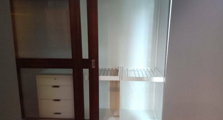 For rent 4 bedrooms townhouse in Watthana, Bangkok