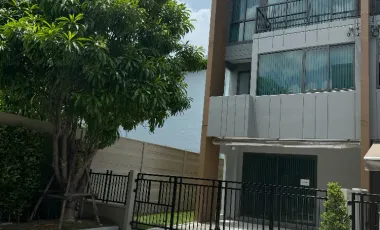 Casa adosada en alquiler de 3 habitaciones en Suan Luang, Bangkok
