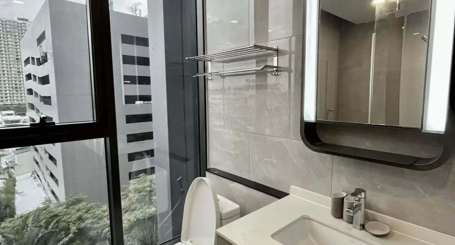 For rent 2 bedrooms condo in Huai Khwang, Bangkok