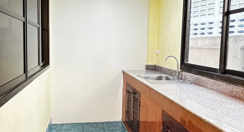 For sale and for rent 3 bedrooms townhouse in Din Daeng, Bangkok