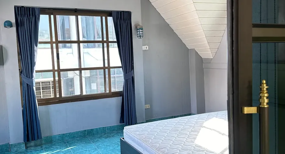 For sale and for rent 3 bedrooms townhouse in Din Daeng, Bangkok